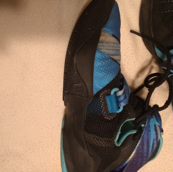 LeBron James tennis shoes - Picture 3 of 10
